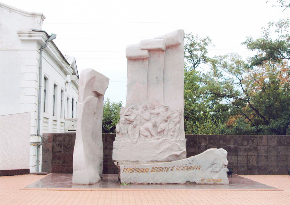 Пам'ятник десантам-ольшанцям. 2000. Граніт